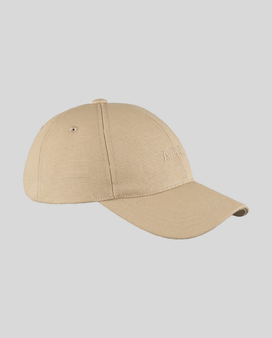 Beige seks-panels kasket med A.P.C logo foran og ventilationshuller på siderne.