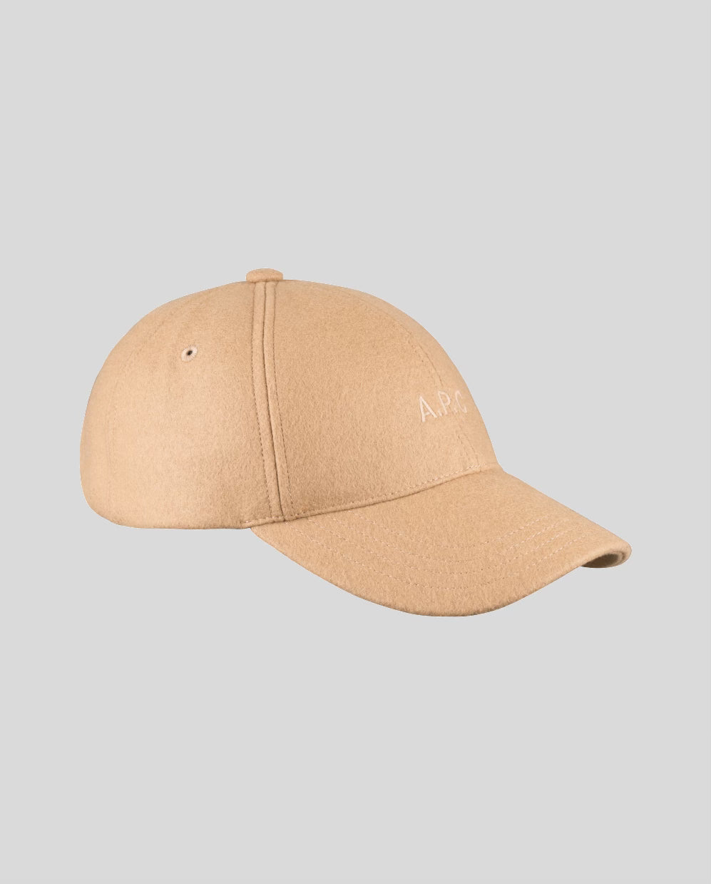 Camel-farvet cap med buet skygge og "A.P.C." logo broderet på frontpanelet.