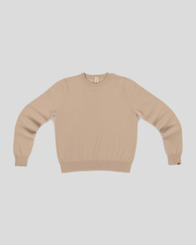 Klassisk æggeskal sweater med rund hals, lange ærmer, ribkant og åbning ved halsudskæringens venstre side.