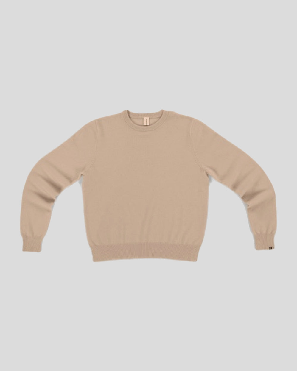 Klassisk æggeskal sweater med rund hals, lange ærmer, ribkant og åbning ved halsudskæringens venstre side.