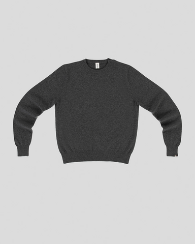 Enkel, klassisk sweater med lange ærmer, rund halsudskæring og ribstrikkede kanter. Minimalistisk stil.