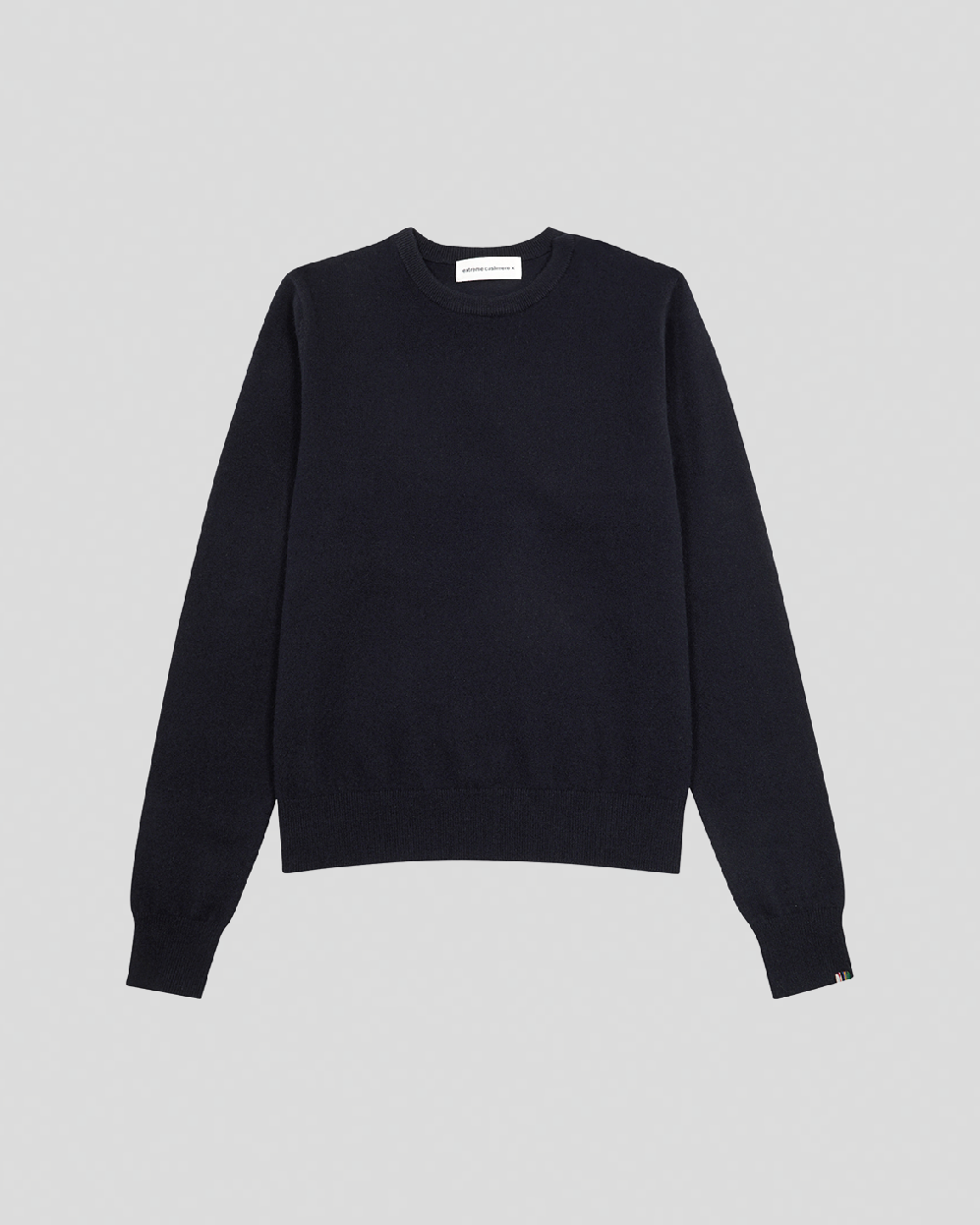 Navy blå sweater med rund hals, lange ærmer og ribkanter. Detalje ved åbning i venstre side af halsen.