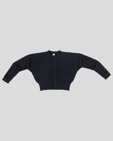 Navy cardigan med syv knapper, rund hals og flagermusærmer.