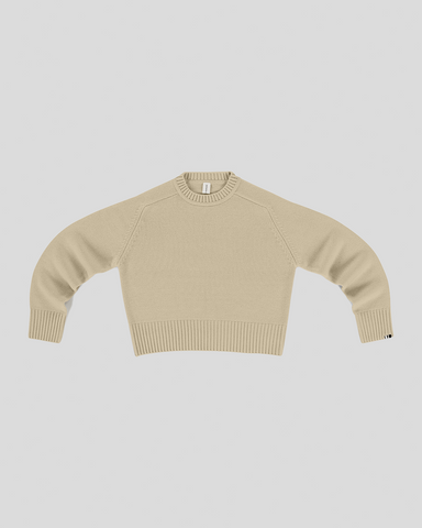 Beige sweater med rund hals og sadelærmer, enkel strikdesign.