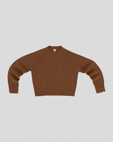 Rustfarvet sweater med rund hals, lange ærmer, ribkant ved manchetter, søm og halsudskæring.